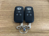 【スマートキー】 スマートキーを携帯していれば、ドアハンドルのボタンを押してロックの解除ができ、パワースライドドアもワンタッチで開閉できます。