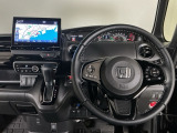 【ハンドル】運転にかかわる様々な操作を安全に行えるように視点移動が少なく操作性に配慮されたスイッチ類が凝縮されたコックピットです。