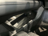 運転席手元に、ティッシュBOXや手荷物を置けるスペースあります☆