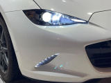 【LEDヘッドライト】悪天候や夜間走行時も良好な視界を確保し安心して運転できる高輝度LEDヘッドライトを装備!点灯速度が早く、消費電力も抑えられています。