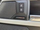 【MERIDIANサウンドシステム】精密なデジタル技術を用いて、車内で臨場感あふれるオーディオ体験を提供します。澄み渡った高音から迫力ある重低音まで鮮やかに再生します。