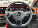 握りやすいステアリング形状で、運転操作をスムーズに。快適なドライビング体験を提供します。