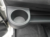 【カップホルダー】エアコン吹き出し口下部に設置されていますので使いやすさバッチリ!運転席から手の届くちょうどの位置です!