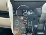 タッチパネル式のオートエアコン採用。凹凸のない滑らかな表面で操作感を高めています。