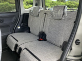 後部座席からの眺めも良好。ゆったりとくつろげる空間で、快適なドライブをお楽しみください。会話も弾む、楽しい時間を過ごせます。