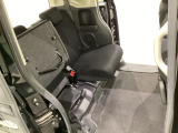 リアシートの背もたれは2段階の角度調節がついています。お好みの位置でゆったりお乗りいただけます。 座面を跳ね上げて収納スペースを広くすることも可能です。シートスライドも可能で足元の広さも調整できます。