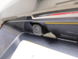 後退時に車両の後ろ側をモニター画面に表示します。車庫入れなどでバックする際に後方確認ができて便利です。車庫入れが苦手な人もこれで安心。