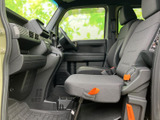 運転しやすい配置の操作系が、快適な運転をサポート。広々とした室内空間で、ゆったりとドライブを楽しめます。視界も広く確保されています。