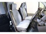 すわり心地の良い運転席・助手席です。長時間のドライブの疲れ軽減に貢献します。どうぞ快適なドライブを♪