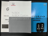 スマートキーは鍵をバッグに入れたままでもドアロックの開閉やエンジンのON・OFFができます。夜間や雨の日も鍵を探さなくて良いので便利です。