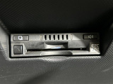 【ETC】有料道路を利用する際に料金所で停止することなく通過できる、ETC車載器(ノンストップ自動料金収受システム機器)が装備されています。セットアップを行うことで利用可能になります。