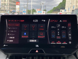 お好みの音楽をクリアな音質でお楽しみいただけます。様々なメディアに対応しており、ドライブ中のエンターテインメントを充実させてくれます。