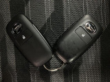 電子カードキーを携帯していれば、ドアハンドルやバックドアのリクエストスイッチを押すだけでドアの施錠・解錠が出来ます♪もちろん 遠隔操作も可能です!盗難防止のイモビライザー機能装備ですよ ☆