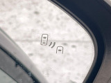 【ブラインドスポットモニター】走行中、ドアミラーの死角になりやすい箇所に後続車が接近するとサイドミラーのレンズに警告を表示!ドライバーに注意喚起をしてくれます。