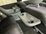 前席背面には格納式のテーブルも装備。食事やスマホ・タブレットでの動画視聴など様々な用途で活躍します。