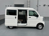 荷室幅がわかるサイドビュー。リヤドアは開閉しやすい持ち手の【縦型スライドドアハンドル】!