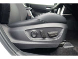 運転席にはパワーシートが付いております。パワーシートは指先1つで操作出来るためチカラの弱い女性の方でもシートに座ったまま操作出来ます♪