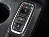 ◆アダプティブクルーズコントロール◆予め設定した車速内でクルマが自動的に加減速。前走車との適切な車間距離を維持しながら追従走行します。【LKAS】車線維持支援システムでステアリング操作を支援。