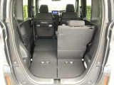 後席は分割可倒式で、用途に合わせてアレンジ可能。荷物の量や乗車人数に応じて柔軟に使える便利なシートです。