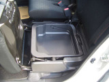 シートアンダーボックスが装備されています。ボックスは車外に持ち出す事ができます。