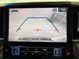 後退時に車両の後ろ側をモニター画面に表示します。車庫入れが苦手な人もこれで安心♪