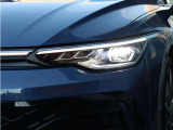 Volkswagenの先進ライトシステム「IQ.LIGHT」を装備。状況に応じて照射範囲を最適に制御し、夜間走行時の視認性向上に貢献します。