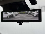 車両後方を映し出します・スマートルームミラー装備です。