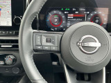ナビの音量など車両情報を手元で操作できるハンドルスイッチ付き。