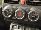 【オートエアコン】一度お好みの温度に設定すれば、車内の温度を検知し風量や温度を自動で調整。暑い&hellip;寒い&hellip;と何度もスイッチ操作をする必要はありません。快適な車内空間には必須の機能ですね♪