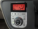 ★エアコンはオートタイプが装着済みです!オートモードにしておけば、車内温度を設定するだけで風の料や吹き出し口の切り替えを機械が行ってくれます!一年中快適な環境を作れますよ♪
