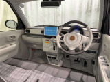 運転席まわりです。 各操作スイッチは使いやすい位置に配置されてます。