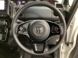 ハンドルにHondaセンシング系のクルーズコントロールやレーンキープアシストなどのスイッチと、オーディオの操作スイッチが装備されています。ハンドルから手を離さず安全に操作できます。