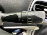 操作しやすい位置に配置されたウインカーレバーは、スムーズな車線変更をサポートします。確実な操作感で、安全な運転に貢献します。