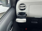 格納式のドリンクホルダー付きです。使わない時は格納しておくと、車内もスッキリします。