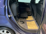 シートをはね上げれば、高さのある荷物も積めます。
