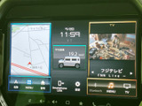 多彩な機能を一台に集約。地図表示とオーディオ操作を直感的に行えます。TV機能で移動時間も楽しく過ごせるでしょう。