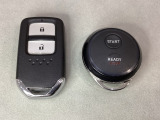 スマートキーを装備しています。鍵を差し込むことなくドアロックの開け閉めと、スタートボタン操作でのエンジンスタートができます。加えて、純正リモコンエンジンスターター用の操作キーもついています。