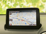 高精細な地図データを搭載したナビゲーションシステム。目的地へのルート検索をスムーズに行い、快適なドライブをサポートします。