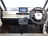 運転席周りのレイアウトをご覧ください。ナビゲーションが綺麗に装着されすっきり収まってますね!