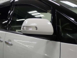 対向車や歩行者が認識しやすいサイドターンランプ付カラードドアミラー