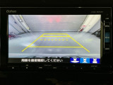 リバースギアに入れるだけで後方の表示へ切り替わります。夜間や雨の日の駐車も楽になりますよ。