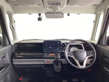 運転席は、大きな座面と包み込むような背もたれがドライバーの身体全体をしっかり支えます。上質なシート素材と座り心地のよいクッションを採用し、長時間の運転やコーナーの多い道も快適です
