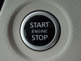 【プッシュスタート】キーが車内にあれば、エンジンの始動・停止はブレーキを踏んでスイッチを押すだけ!キーを取り出す手間を省き、ワンプッシュで操作するので簡単でスムーズ!