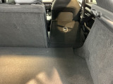 ワンアクションで後席を倒して、さらに使いやすく!!背もたれを左右別々に倒すことができます。