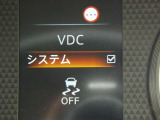 【VDC】滑りやすい路面などでのハンドル操作で車両が横滑りしそうになると、ブレーキおよびエンジン出力を制御し車両の安定性を向上させる。