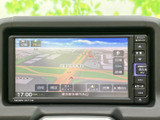 運転席からの視界をサポートする、見やすい地図画面です。目的地設定もスムーズに行え、快適なドライブをサポートします。高精細な表示で、道案内も安心です。