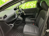 運転席周りはシンプルで使いやすく、集中して運転できます。必要な情報を一目で確認できる配置もポイントです。快適なドライブを支援します。