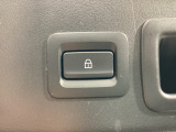 「キーを携帯」「車両電源OFF」「すべてのドアが閉まっている」これらの条件を満たす時にリアゲートロックスイッチを押しゲートを閉めると、すべてのドア、リアゲート、給油口が施錠されます。