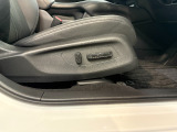 パワーシートの運転席はお好みの高さに調整可能です。自分好みのポジションで運転って楽ですよね。上下にも設定が可能です。