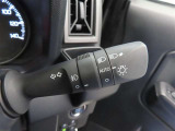 スイッチをオートに設定しておけば、車外の明るさに応じて自動的にヘッドランプを点灯・消灯します。夕暮れ時やトンネルの続く山道などを走行する時に便利なコンライトを装備しています。